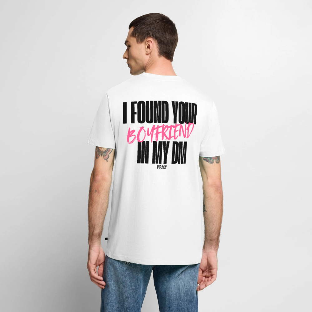 T-shirt I FOUND YOUR BOYFRIEND IN MY DM - ROSE - blanc